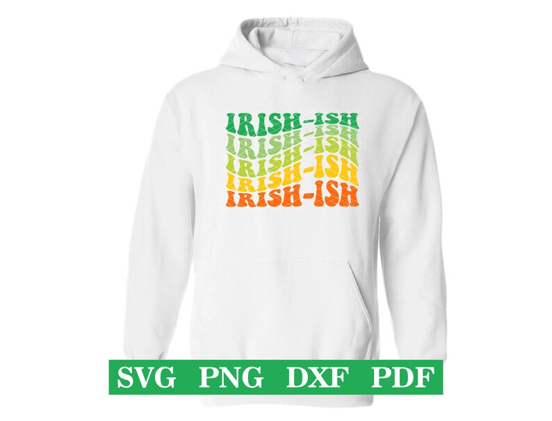 Puede incluir: Sudadera con capucha blanca con un estampado gr&aacute;fico verde, amarillo y naranja que dice "Irish-ish" repetido cinco veces.