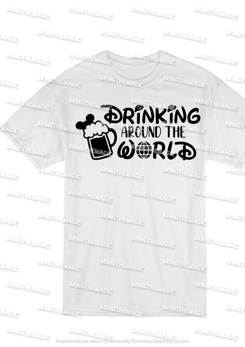 Puede incluir: Camiseta blanca con un dise&ntilde;o gr&aacute;fico negro que dice "Drinking Around the World" con una jarra de cerveza y un globo terr&aacute;queo. La jarra de cerveza tiene una oreja de Mickey Mouse en la parte superior.