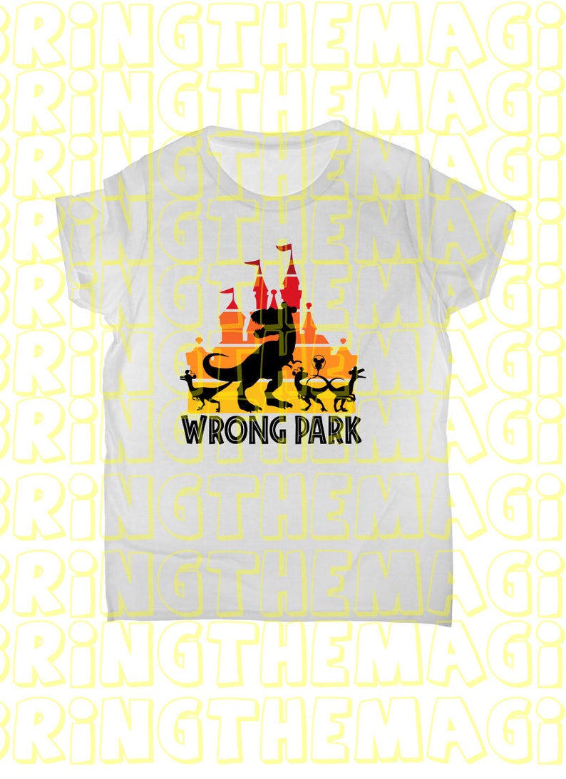 Puede incluir: Camiseta blanca con una silueta negra de un dinosaurio frente a un castillo con el texto "WRONG PARK" debajo.