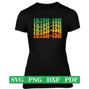 Puede incluir: Camiseta negra con un dise&ntilde;o gr&aacute;fico de la palabra "Irish-ish" repetida en un patr&oacute;n arco&iacute;ris de verde, amarillo y naranja.