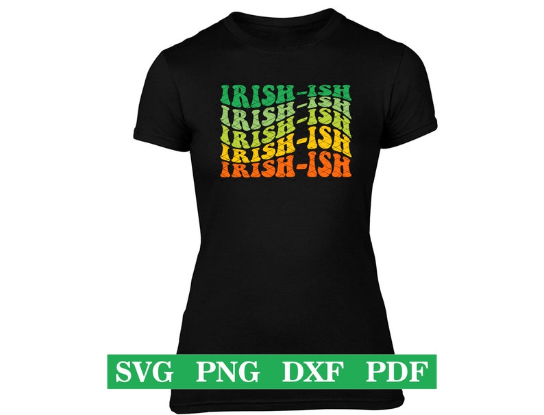 Puede incluir: Camiseta negra con un dise&ntilde;o gr&aacute;fico de la palabra "Irish-ish" repetida en un patr&oacute;n arco&iacute;ris de verde, amarillo y naranja.