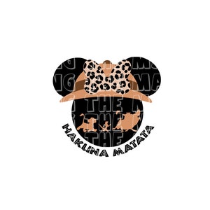 Op de afbeelding: Zwarte en witte silhouet van Mickey Mouse oren met een bruine safarihoed en een strik met luipaardprint. De oren zijn gevuld met de tekst "The" die meerdere keren wordt herhaald. De tekst "Hakuna Matata" staat in een cirkel rond de oren.