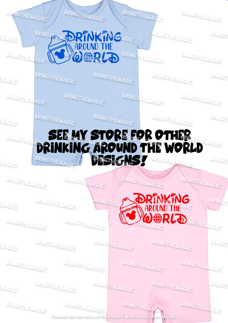 Puede incluir: Dos bodies para beb&eacute;, uno azul claro y otro rosa, con el texto "Drinking Around the World" y un biber&oacute;n con orejas de Mickey Mouse. El texto est&aacute; en una fuente de Disney y el biber&oacute;n es azul en el body azul claro y rojo en el body rosa.