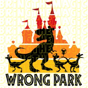 Puede incluir: Una silueta negra de un Tyrannosaurus Rex de pie frente a una silueta roja, naranja y amarilla del Castillo de Cenicienta. El texto "WRONG PARK" est&aacute; debajo de la imagen. El fondo es un patr&oacute;n repetido del texto "BRING THE MAGIC".