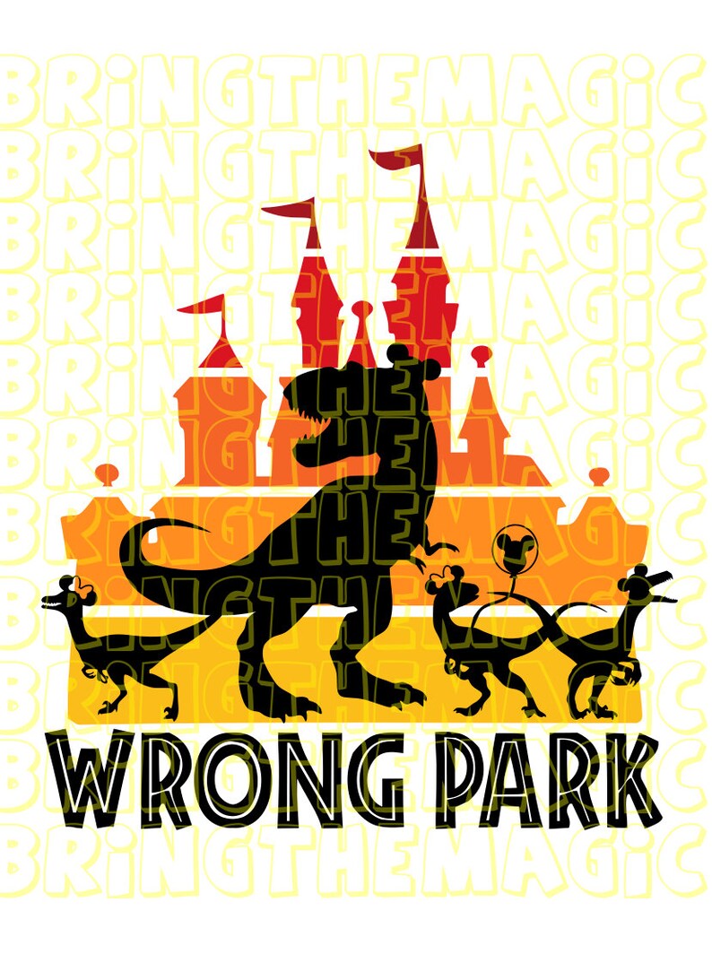 Puede incluir: Una silueta negra de un Tyrannosaurus Rex de pie frente a una silueta roja, naranja y amarilla del Castillo de Cenicienta. El texto "WRONG PARK" est&aacute; debajo de la imagen. El fondo es un patr&oacute;n repetido del texto "BRING THE MAGIC".