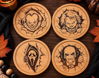 Può includere: Un set di quattro sottobicchieri rotondi in legno con personaggi di film horror incisi al laser. Ogni sottobicchiere mostra una figura iconica diversa che emerge da una superficie incrinata, tra cui un clown, una bambola e un burattino.