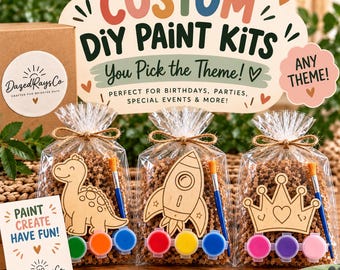 Può includere: Tre sacchetti di plastica trasparente riempiti con piccole forme in legno, ognuno contenente una sagoma in legno di dinosauro, razzo o corona, un pennello e tre vasetti di vernice. Un cartello recita: CUSTOM DIY PAINT KITS You Pick the Theme!