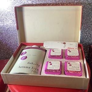 Du Barry Bewitch talc  talcum powder bath cubes gift set