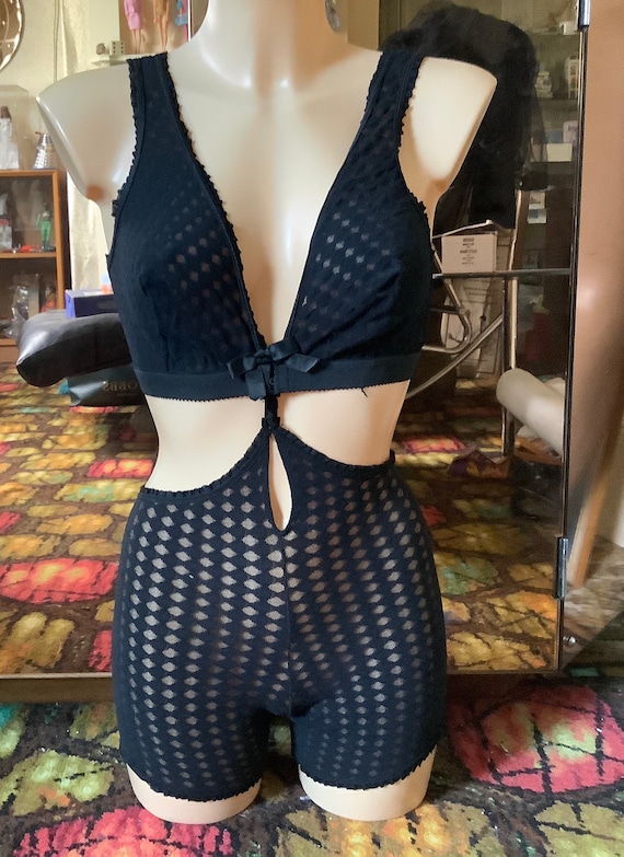 Youth Form’s Eye - Opener bralette panties