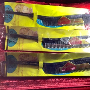 Könnte beinhalten: Drei schwarze Teasing-Kämme mit einem gelben und roten Etikett mit der Aufschrift "TEASING COMB Luxurious satin-tone".