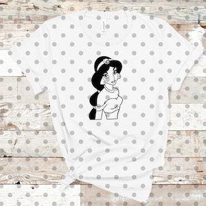 Puede incluir: Una camiseta blanca con lunares negros y una ilustraci&oacute;n en blanco y negro de la princesa Jasmine de Aladdin de Disney.