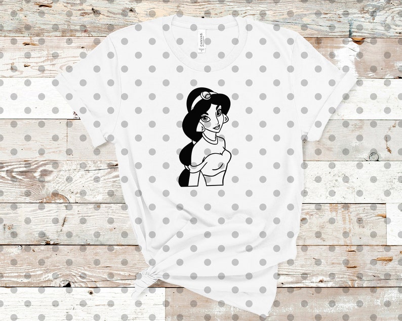 Puede incluir: Una camiseta blanca con lunares negros y una ilustraci&oacute;n en blanco y negro de la princesa Jasmine de Aladdin de Disney.