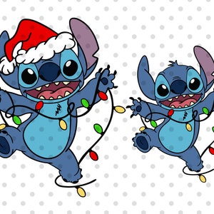 Könnte beinhalten: Eine blaue Stitch-Figur, die einen Weihnachtsmann-Hut trägt und sich in Weihnachtslichter verheddert hat. Die Figur lächelt und hat große Augen.