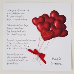Peut inclure: Une carte blanche avec un ruban rouge et des cœurs rouges pailletés. La carte contient un poème sur l'amour et la guérison, et est adressée à "Oncle Steve".