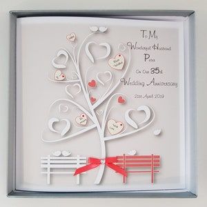 Pode incluir: Um cartão branco com uma árvore recortada em papel branco com corações vermelhos e um banco com uma fita vermelha. O cartão diz "To My Wonderful Husband Peter On Our 35th Wedding Anniversary 21st April 2019".