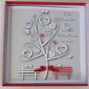 Könnte beinhalten: Eine weiße Karte mit einem roten Herzbaum-Design. Die Karte trägt den Text "To My Wonderful Wife Carol On Our 40th Wedding Anniversary 28th June 2020".