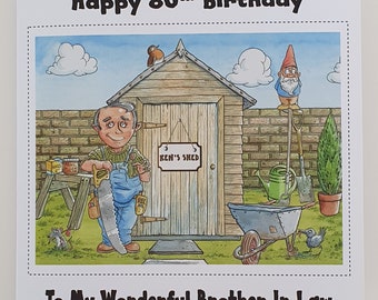 Op de afbeelding: Een verjaardagskaart met een cartoonillustratie van een man in een overall die voor een schuur staat met een bord waarop "Ken's Shed" staat. De kaart zegt "Happy 80th Birthday" en "To My Wonderful Brother In Law".