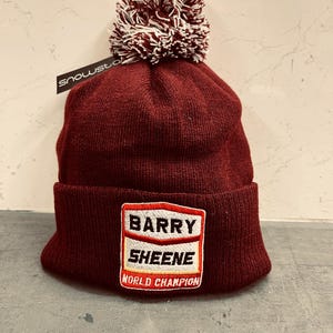 Barry Sheene bestickte Bommelmütze weinrot one size Erwachsene