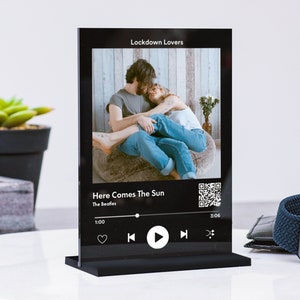 Gepersonaliseerde aangepaste Spotify-nummerplaat met standaard, cadeau voor stel, cadeau voor haar, cadeau voor hem, gepersonaliseerd Spotify-nummer, Moederdagcadeau
