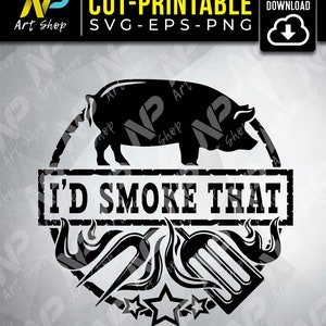Op de afbeelding: Zwart-wit digitaal ontwerp met een varken met de tekst "I'd Smoke That" in een verweerde stijl. Het ontwerp bevat ook vlammen en een grill.