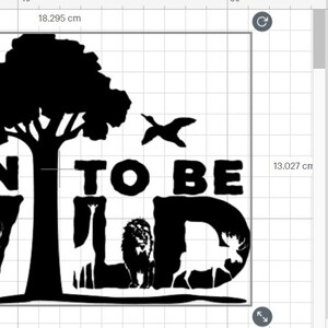 Puede incluir: Dise&ntilde;o gr&aacute;fico en blanco y negro con el texto "Born to be Wild" con un &aacute;rbol y animales dentro de las letras.