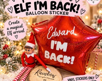 Puede incluir: Un globo de aluminio rojo en forma de estrella con el texto blanco Edward I'M BACK! junto a una pequeña muñeca elfo con gorro rojo y piernas a rayas rojas y blancas. El producto es un conjunto de pegatinas de vinilo para globos.