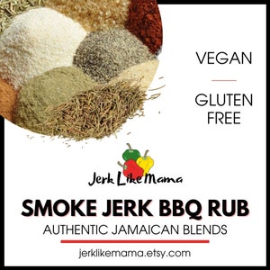 Peut inclure: Un gros plan sur un bol de divers épices et herbes, dont du romarin, du paprika, de l'ail en poudre et du sel. Le texte "Jerk Like Mama" est visible sur l'image, ainsi que le texte "SMOKE JERK BBQ RUB" et "AUTHENTIC JAMAICAN BLENDS". Le texte "VEGAN" et "GLUTEN FREE" est également visible sur l'image. Le texte "jerklikemama.etsy.com" est visible en bas de l'image.