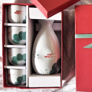 Ensemble bouteille et tasse à saké - Anniversaire, mariage, Noël, cadeau pour lui, elle, eux - Coffret rouge et carte-cadeau kraft personnalisée