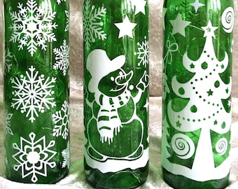 Botella de vino verde con luz navideña, decoración de copo de nieve y luces de hadas.