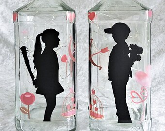 Lámpara de botella «Chico conoce a chica» de Banksy – Botella reciclada de Jack Daniels, luces de hadas