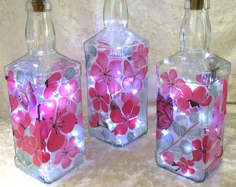 Lámpara o jarrón de botella con forma de flor de cerezo – Decoupage floral reciclado