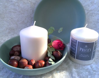 Centro de mesa con vela de pilar – Cuenco verde salvia, rosas orgánicas y konkers