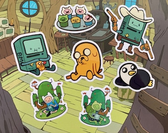 Pode incluir: Um conjunto de nove adesivos de personagens do Hora de Aventura. Os adesivos apresentam Finn, Jake, BMO, Marceline e outros personagens do programa. Os adesivos são impressos em vinil branco e são perfeitos para decorar laptops, garrafas de água e outras superfícies.