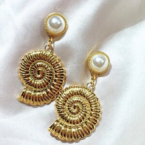 Orecchini pendenti con perle a conchiglia dorate: gioielli in stile sirena costiero