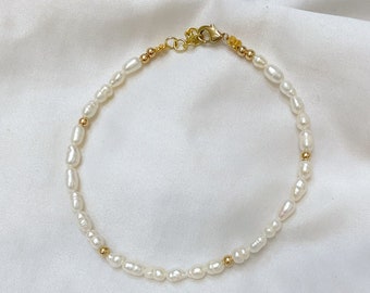 Rice pearl bracelet, Dainty Pearl Bracelet, Tiny Pearl and Gold Bead Bracelet,  Stackable Bracelet, Bridal Jewelry, Wedding Bracelet