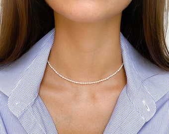Winzige Reisperlen-Strang-Halskette, Süßwasserperlen-Halskette, barocke Perlenkette, minimalistische Halskette, zierlicher Perlen-Choker