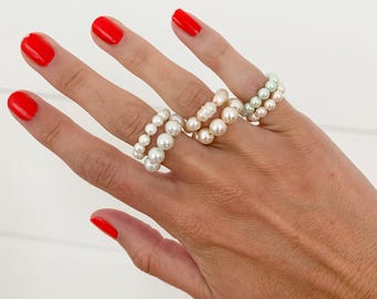 Anillo elástico de perlas pequeñas, hecho a mano con perlas de agua dulce, anillo minimalista apilable para ella, regalo perfecto para Navidad