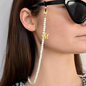 Cadena para gafas de sol personalizada con cuentas de perla y dijes de letras doradas, soporte para gafas personalizado, correa para gafas con cuentas, regalo para ella