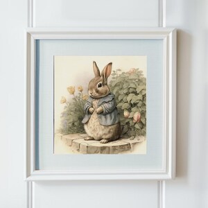 Peut inclure: Une illustration vintage d'un lapin brun portant une veste bleue debout sur une pierre dans un jardin avec des feuilles vertes et des fleurs jaunes.