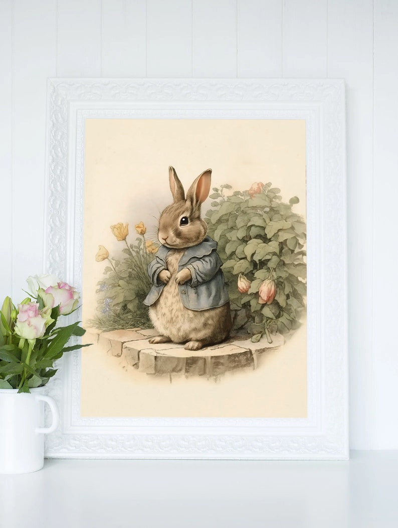 Peut inclure: Une illustration vintage d'un lapin brun portant une veste bleue debout sur une pierre dans un jardin avec des fleurs jaunes et roses.