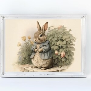 Peut inclure: Une illustration vintage d'un lapin brun portant une veste bleue debout dans un jardin avec des feuilles vertes et des fleurs roses.