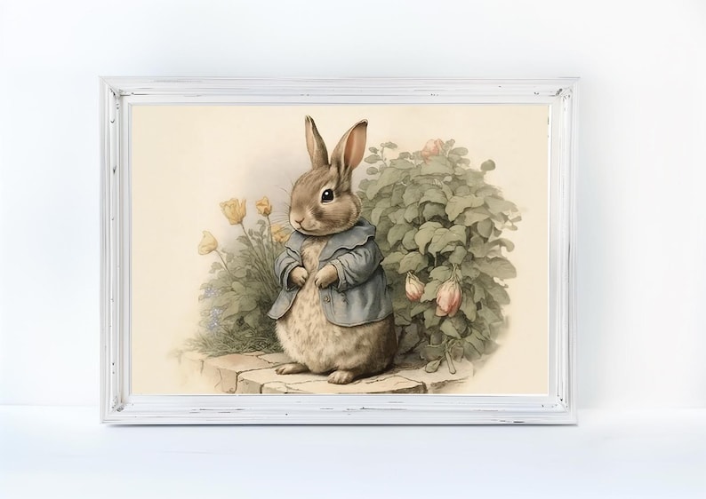 Peut inclure: Une illustration vintage d'un lapin brun portant une veste bleue debout dans un jardin avec des feuilles vertes et des fleurs roses.