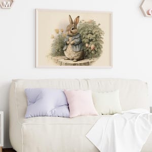Peut inclure: Une illustration vintage d'un lapin brun portant une veste bleue, debout dans un jardin avec des feuilles vertes et des fleurs roses. Le lapin regarde vers la gauche de l'image.