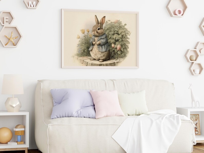 Peut inclure: Une illustration vintage d'un lapin brun portant une veste bleue, debout dans un jardin avec des feuilles vertes et des fleurs roses. Le lapin regarde vers la gauche de l'image.