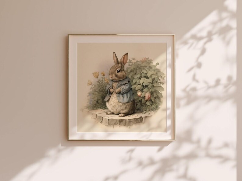 Peut inclure: Une illustration vintage d'un lapin brun portant une veste bleue debout sur un chemin de pierre dans un jardin avec des feuilles vertes et des fleurs roses.