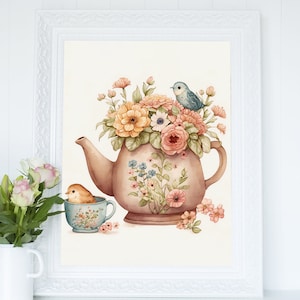 Può includere: Un dipinto ad acquerello di una teiera piena di fiori e un piccolo uccello appollaiato sul bordo. Un piccolo uccello siede in una tazza da tè sul tavolo sottostante.