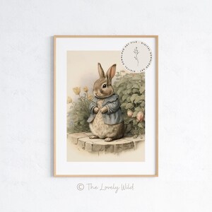 Peut inclure: Une illustration vintage d'un lapin brun portant une veste bleue debout sur un chemin de pierre entour&eacute; de feuilles vertes et de fleurs jaunes.