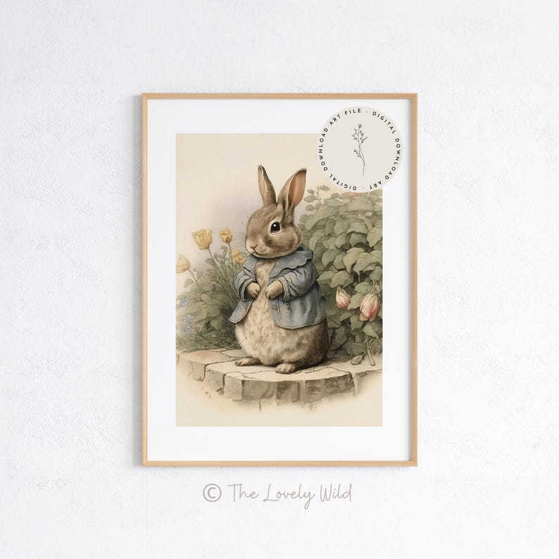 Peut inclure: Une illustration vintage d'un lapin brun portant une veste bleue debout sur un chemin de pierre entour&eacute; de feuilles vertes et de fleurs jaunes.
