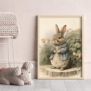 Peut inclure: Une illustration encadr&eacute;e d'un lapin brun portant une veste bleue debout dans un jardin avec des fleurs jaunes et des feuilles vertes.