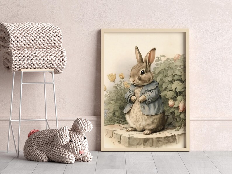 Peut inclure: Une illustration encadr&eacute;e d'un lapin brun portant une veste bleue debout dans un jardin avec des fleurs jaunes et des feuilles vertes.
